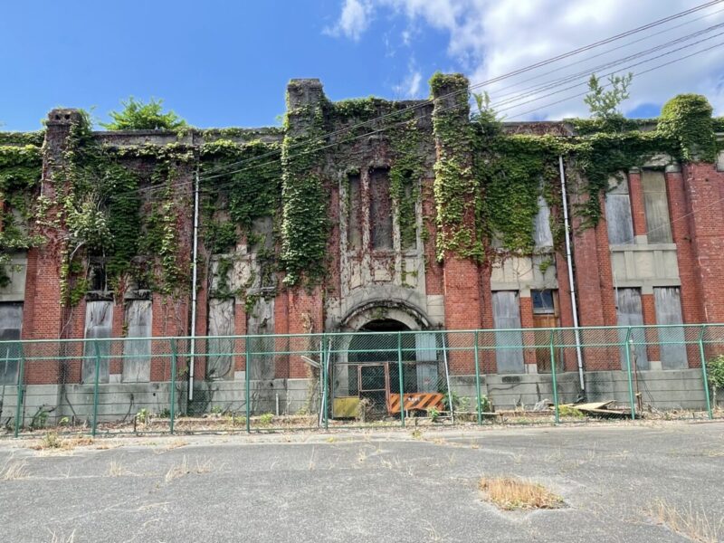 蔦に覆われた煉瓦造りの旧大阪砲兵工廠化学分析場