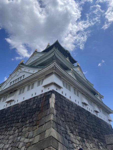 石垣の真下から見上げた鉄骨鉄筋コンクリート造の大阪城天守閣