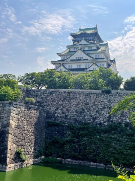 内堀越しに見上げる大阪城天守閣と石垣