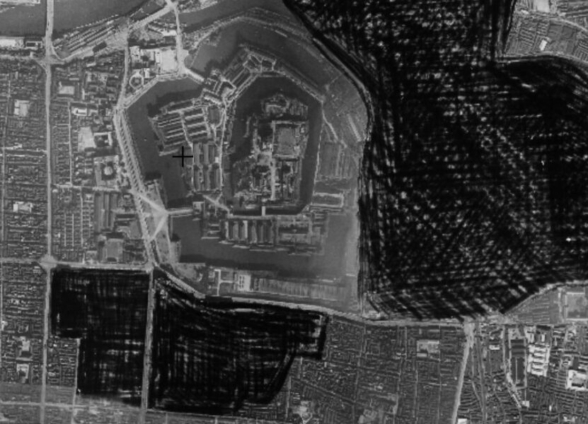 戦前の大阪城周辺の空中写真。砲兵工廠の区域が黒く塗りつぶされている